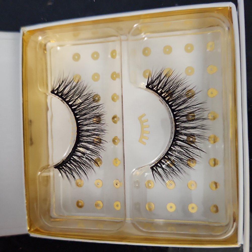 Lashes - Picture 3 of 3